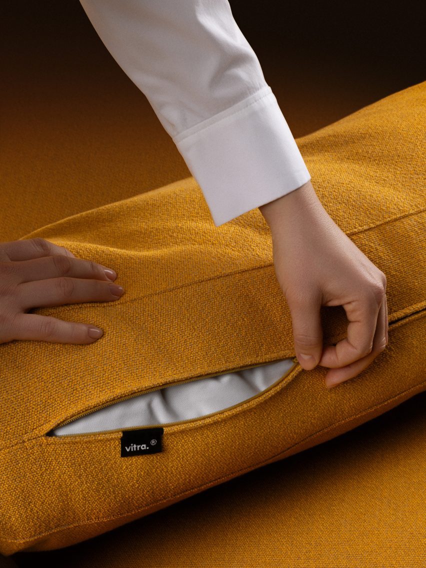 Фотография человека, расстегивающего чехол золотисто-желтой диванной подушки Vitra