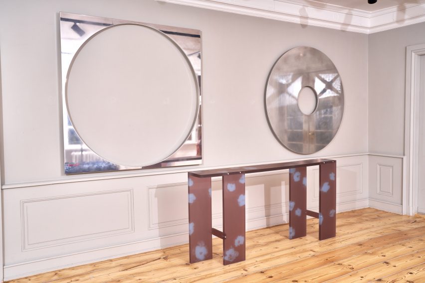 Зеркала с вырезами из стали и столик с цветочным принтом