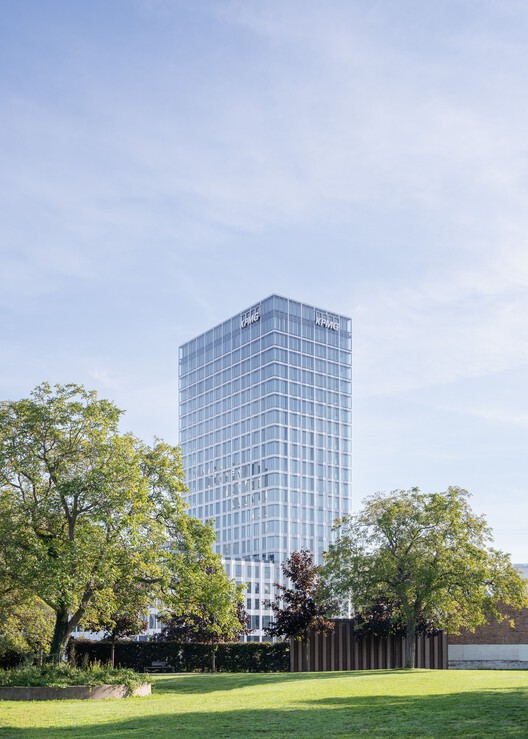 Высотное здание на площади Европы / allmannwappner — изображение 3 из 31