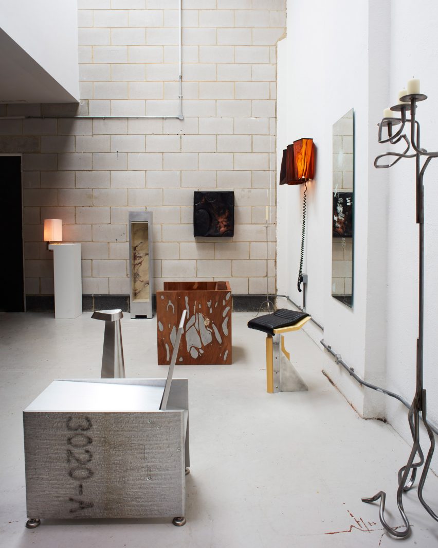 Стальной стол и металлический подсвечник в галерее Макса Рэдфорда