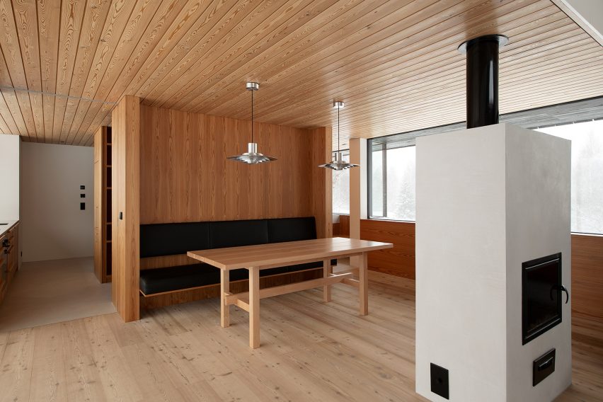 Интерьер жилого пространства в деревянном доме от Ханны Кариц и Мари Хант