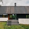 Каменный погреб в эстонском лесу стал основой для деревянного дома Põro
