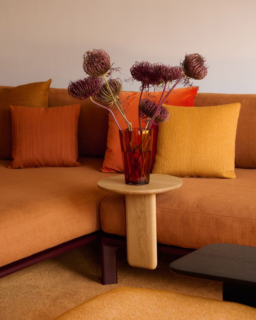 Фото дивана Vitra Anagram в ткани ярко-оранжевого цвета и угловой конфигурации.