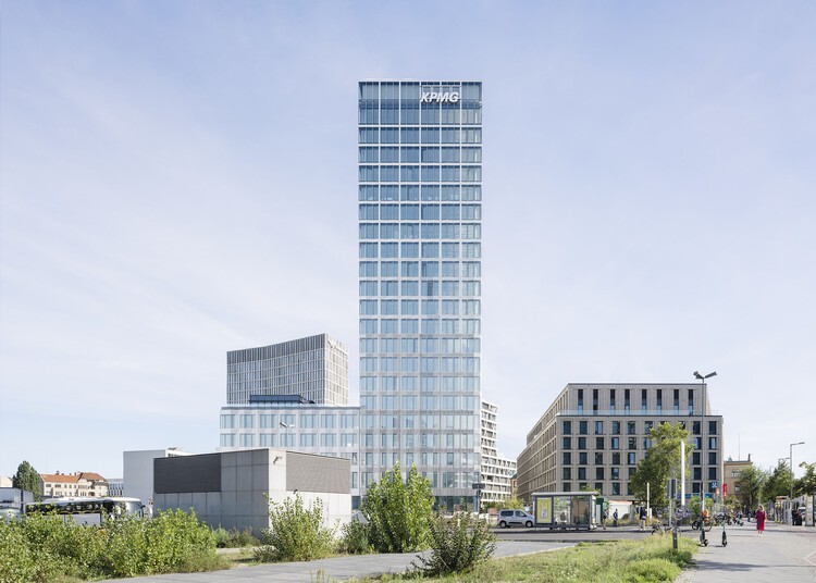 Высотное здание на площади Европы / allmannwappner — изображение 1 из 31